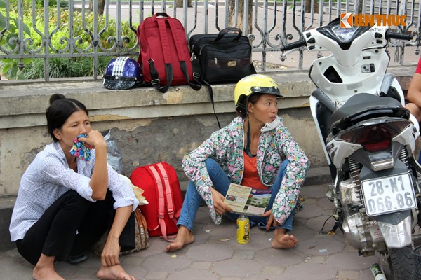 Ket thuc ki thi, thí sinh cùng phụ huynh nhanh chong vè que-Hinh-5